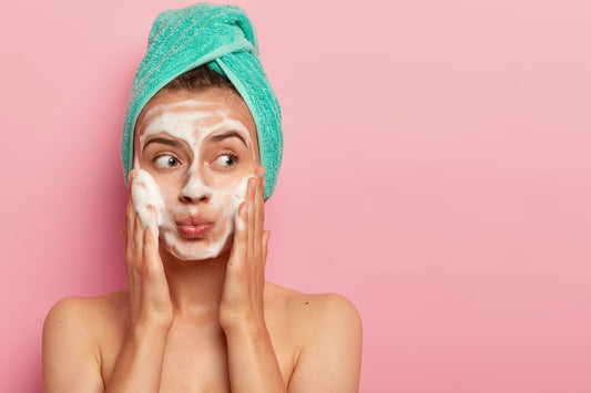 Qu'est-ce que le double nettoyage et comment il peut améliorer votre peau ? - PIBU 피부