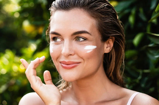 Réappliquer la crème solaire sans ruiner votre maquillage - PIBU 피부
