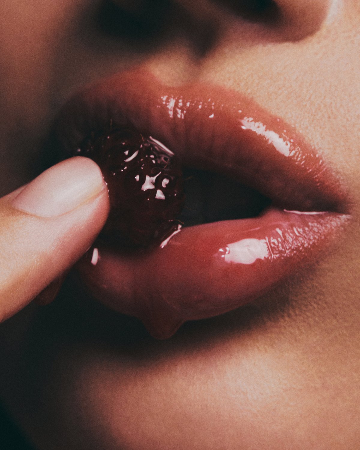 Axis-Y : Vita Glow Lip Oil - Chilled Berry 4.5g